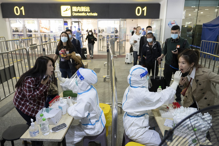 11月3日，广东珠海，旅客抵达后，在机场进行“落地检”。  新京报记者 陶冉 摄