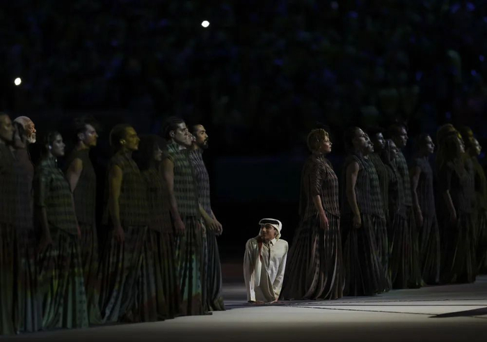 ▲11月20日，2022年国际足联世界杯大使加尼姆·阿尔·穆夫塔（中）在开幕式上。新华社记者 李明 摄