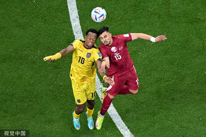 双方拼抢头球。