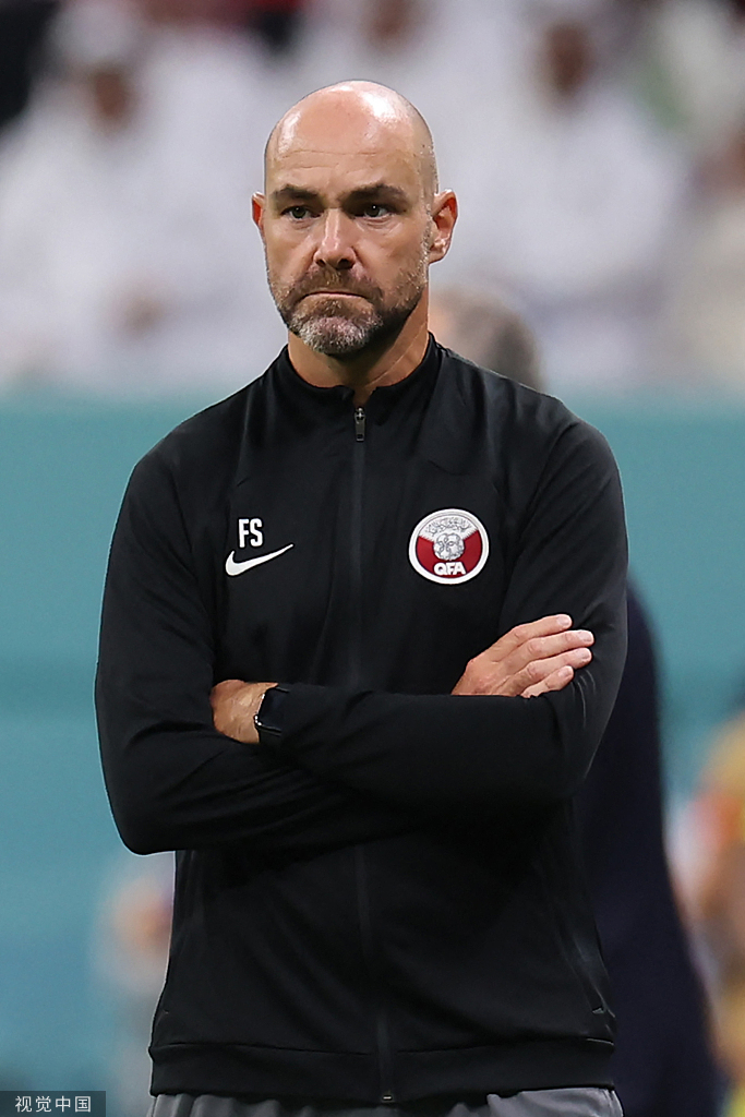 卡塔尔队主帅桑切斯面色铁青。