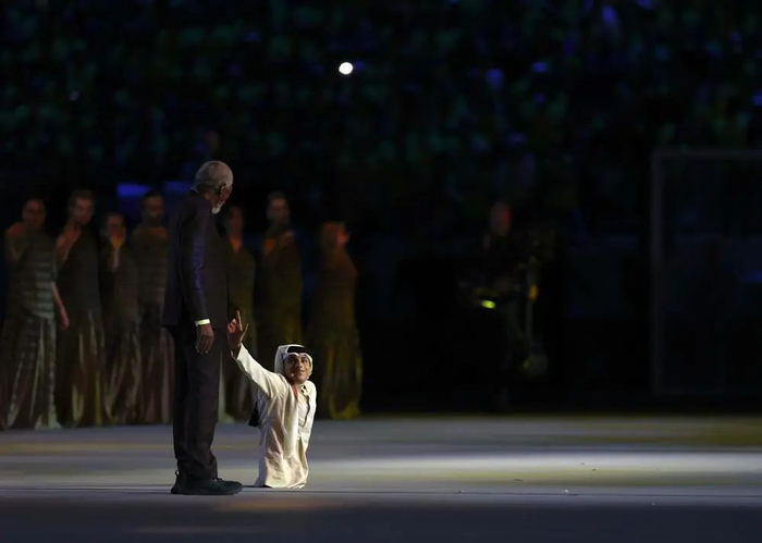 ▲11月20日，2022年国际足联世界杯大使加尼姆·阿尔·穆夫塔（右）在开幕式上。新华社发