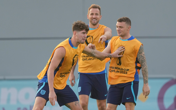 英格兰“一哥”凯恩（中）在备战中很轻松。  图/IC photo