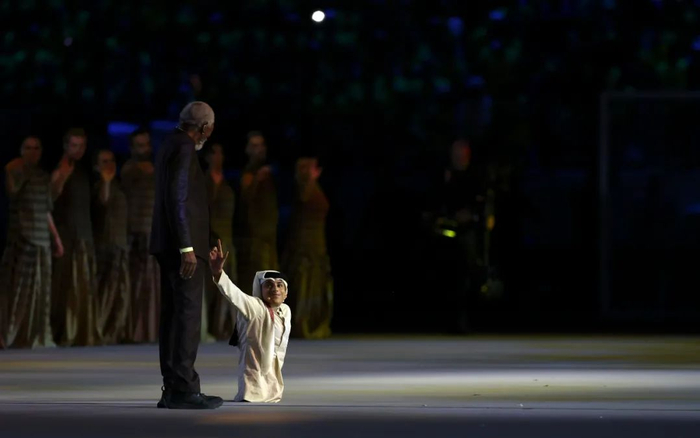 ▲摩根·弗里曼与加尼姆·阿尔·穆夫塔（右）在世界杯开幕式上交谈。  新华社记者 李明 摄