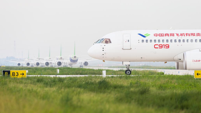 2022年7月18日在陕西省蒲城县拍摄的C919大型客机的试飞机。 新华社记者 丁汀 摄