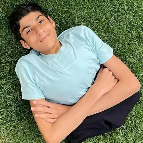 ▲穆夫塔出生时便身患尾椎退化综合征。  图/穆夫塔个人网站