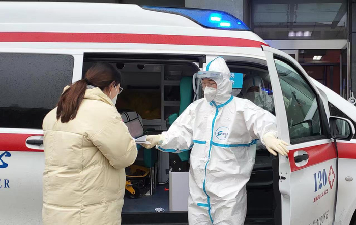 在社区和医护人员的护送下，王先生和妻子顺利到达医院。新京报记者 李木易 摄