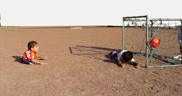 ▲穆夫塔小时候参与足球运动。截图来自国际残奥委会官方微博视频