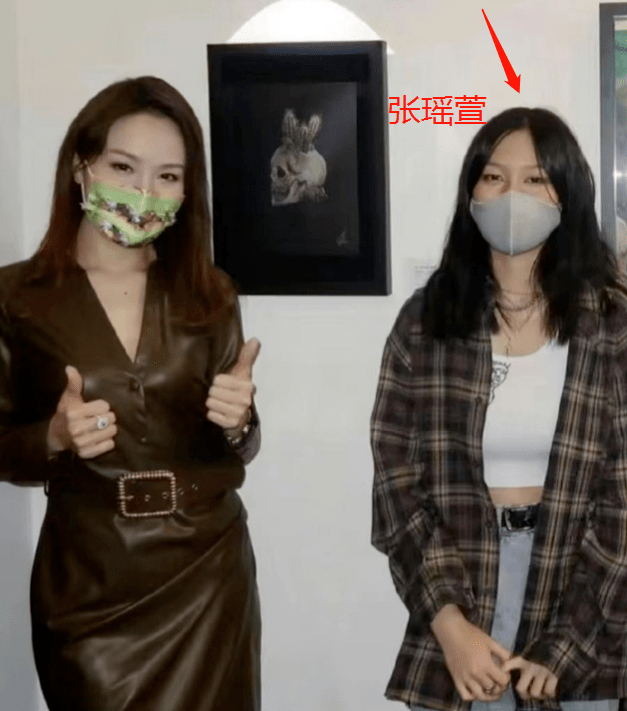 张学友17岁小女儿首露脸!穿背心身材有料,可惜没继承爸妈高颜值|张学友|张瑶萱|小女儿