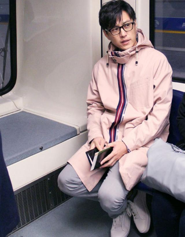 见过大世面的中年男人穿西服大衣不会配皮鞋看靳东就知道了