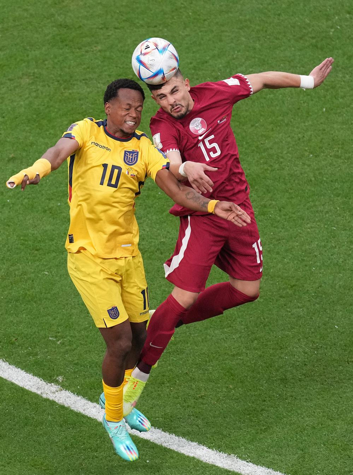 两队队员在比赛中争顶。图片来源：新华社