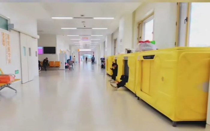 ▲陕西一家医院的重症监护室外，为病人家属提供陪护睡眠舱。截图来自社交媒体视频