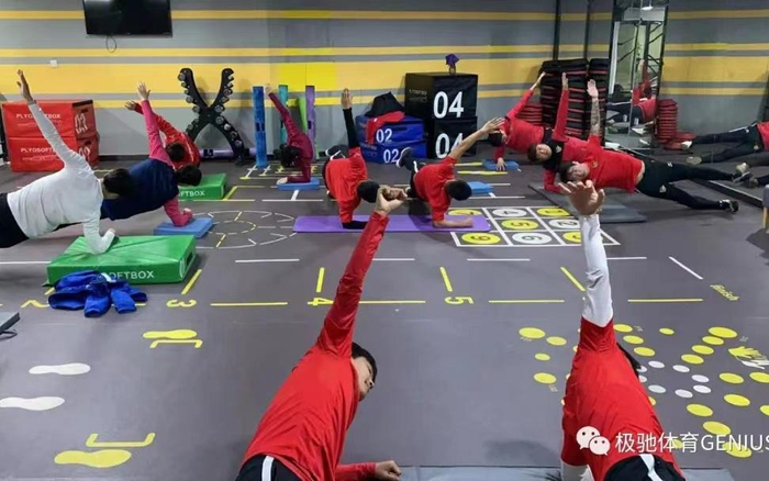 队员在健身房训练。姚军称，极驰俱乐部基地设施齐全。&nbsp; 受访者供图