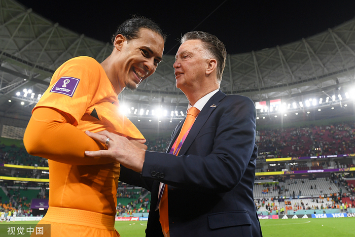 　中后卫范戴克是范加尔手中的王牌。