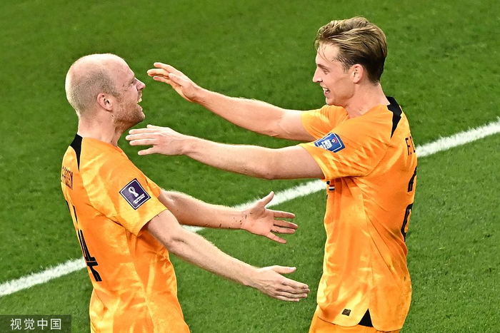 　克拉森（左）和德容庆祝进球。