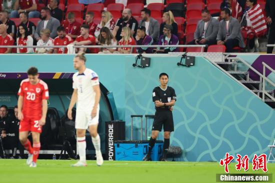 　　当地时间2022年11月21日，卡塔尔，2022卡塔尔世界杯B组首轮，在美国队对阵威尔士队的比赛中，中国裁判马宁担任第四官员，这也是中国裁判时隔20年再度登上世界杯舞台。