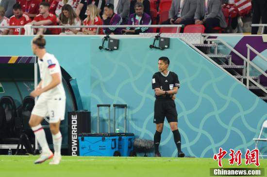 　　当地时间2022年11月21日，卡塔尔，2022卡塔尔世界杯B组首轮，在美国队对阵威尔士队的比赛中，中国裁判马宁担任第四官员，这也是中国裁判时隔20年再度登上世界杯舞台。