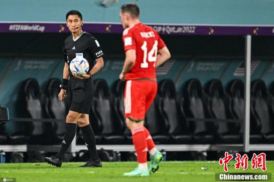 　　当地时间2022年11月21日，卡塔尔，2022卡塔尔世界杯B组首轮，在美国队对阵威尔士队的比赛中，中国裁判马宁担任第四官员，这也是中国裁判时隔20年再度登上世界杯舞台。