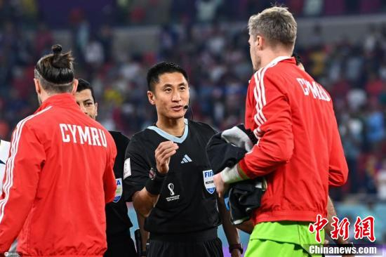 　　当地时间2022年11月21日，卡塔尔，2022卡塔尔世界杯B组首轮，在美国队对阵威尔士队的比赛中，中国裁判马宁担任第四官员，这也是中国裁判时隔20年再度登上世界杯舞台。