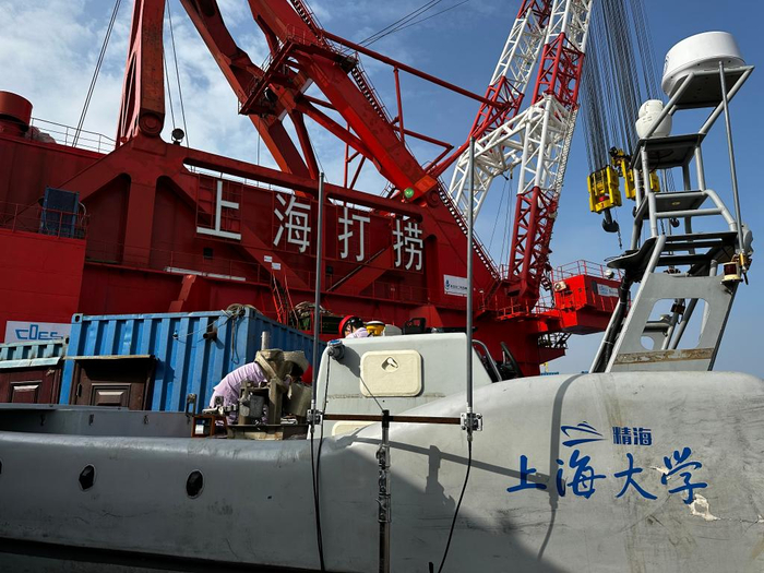 11月20日，上海大学“精海”无人艇参与长江口二号古船现场打捞作业。（受访者供图）