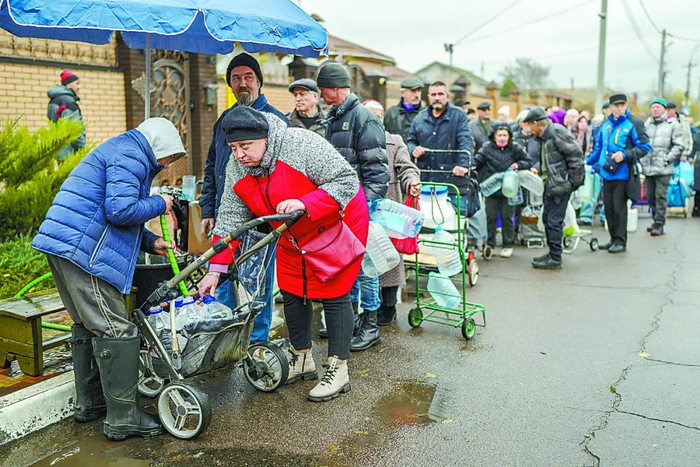 20日，赫尔松地区居民排队取饮用水。（图源：视觉中国）