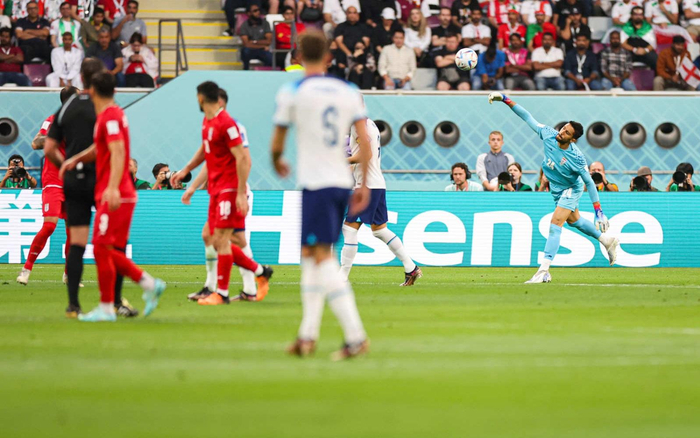 英格兰与伊朗之战，因伊朗主力门将贝兰万德受伤，上半场补时长达14分钟。