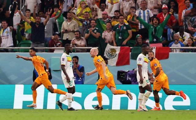 加克波（左一）与队友庆祝进球。图片来源：新华社