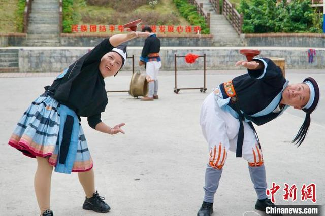 白裤瑶居民正在玩转陀螺特技。 韦国政 摄