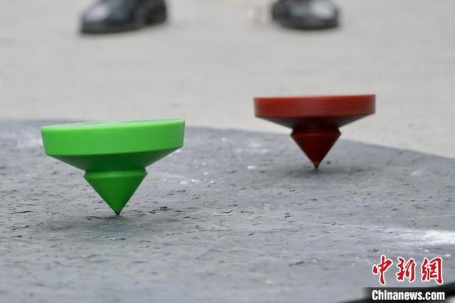 陀螺正在飞速旋转。 韦国政 摄