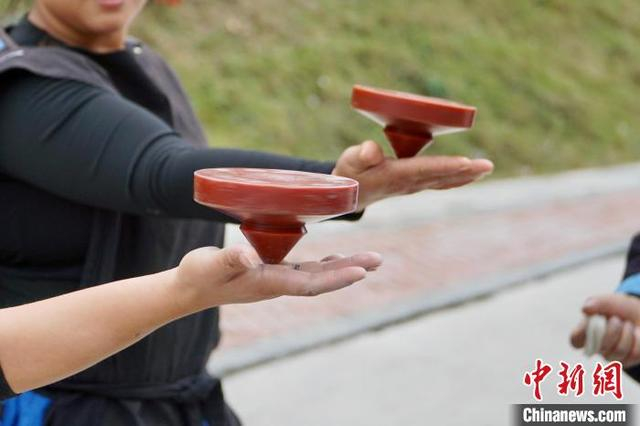 白裤瑶居民将陀螺托举至掌心旋转。 韦国政 摄