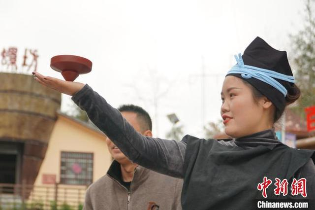一名白裤瑶居民将陀螺托举至掌心旋转。 韦国政 摄