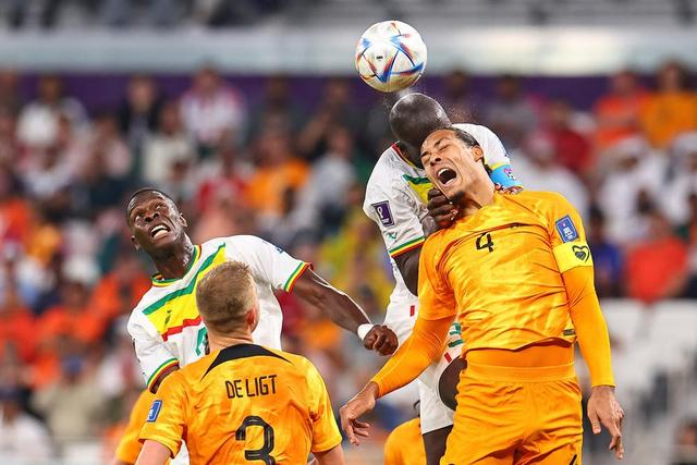 荷兰队长范迪克在比赛中争顶。图片来源：新华社