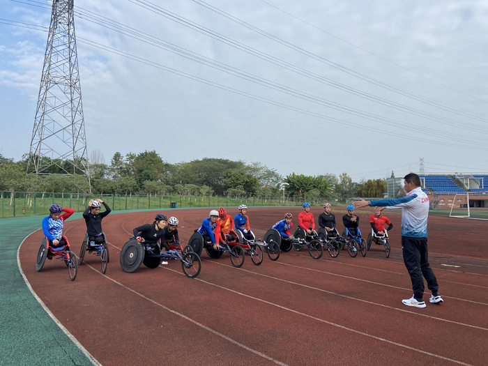 　黄鹏给队员们讲解比赛注意事项