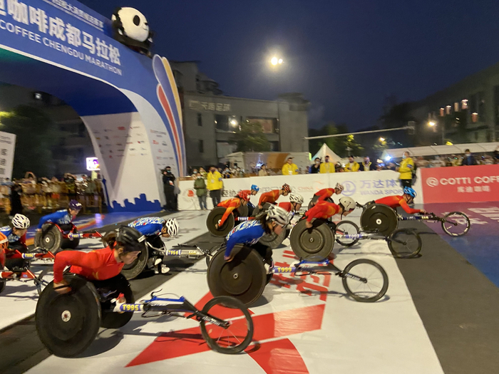 　发令枪响，轮椅竞速选手们冲出起跑线。本文图片均为 澎湃新闻记者 陈悦 图