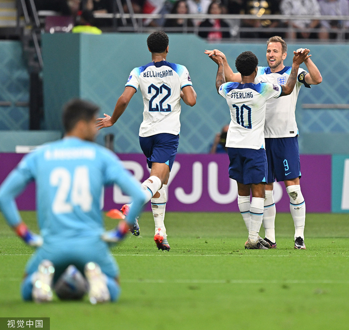 　伊朗替补门将只能目送英格兰队庆祝胜利。