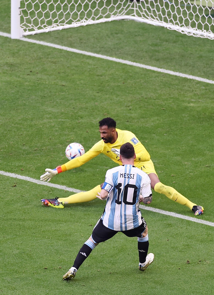 沙特门将奥韦斯多次化解险情。&nbsp; 图/新华社