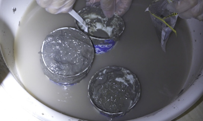 复旦研究团队从瓷瓶中分层取样。新华社记者 丁汀 摄