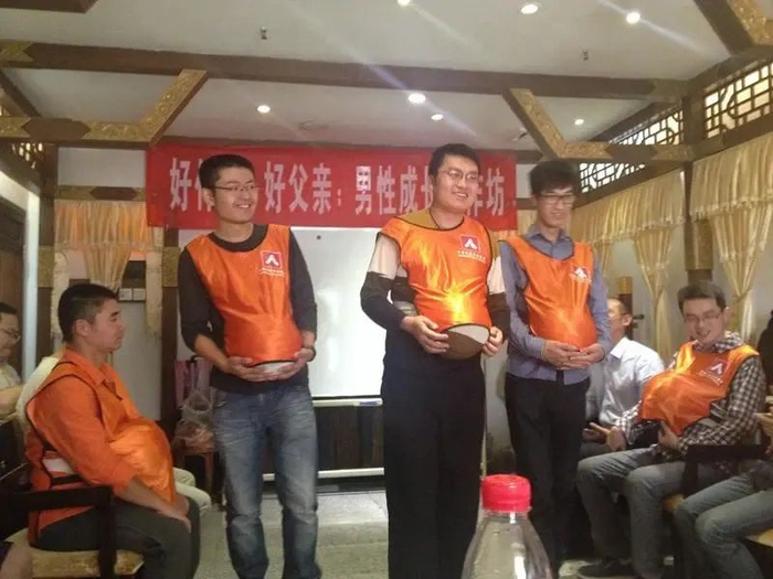 ▲2015年举办的“男德班”中，学员们体验孕妇的辛苦。受访者供图