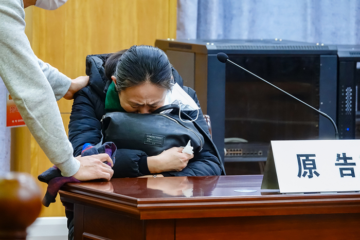 　　2022年1月10日，青岛市城阳区人民法院，江歌母亲江秋莲紧紧搂着装有女儿遇害时所穿衣物的背包，失声痛哭。视觉中国 资料图