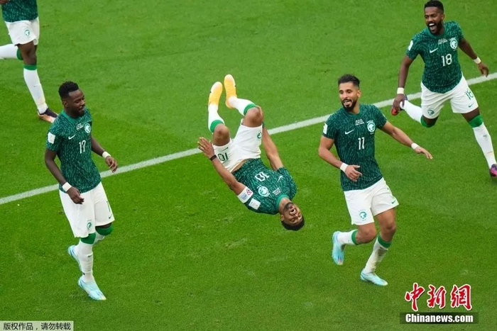 图为沙特球员庆祝进球。