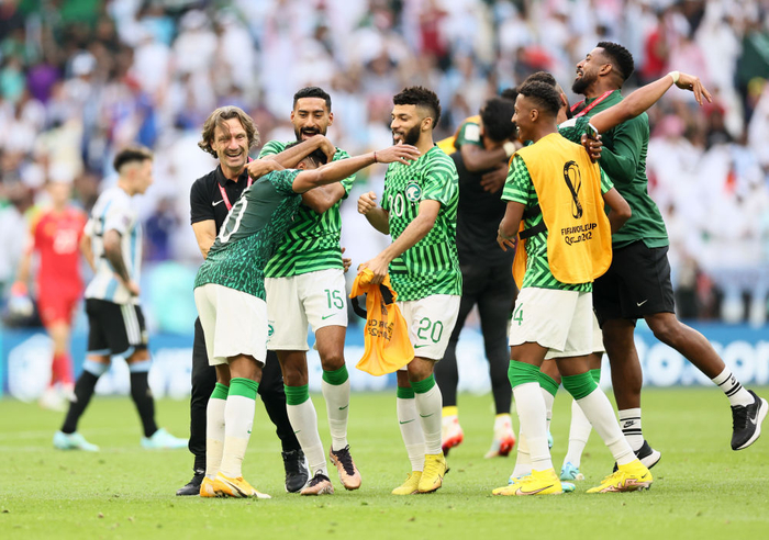 11月22日，沙特阿拉伯队在赛后庆祝。新华社记者兰红光摄
