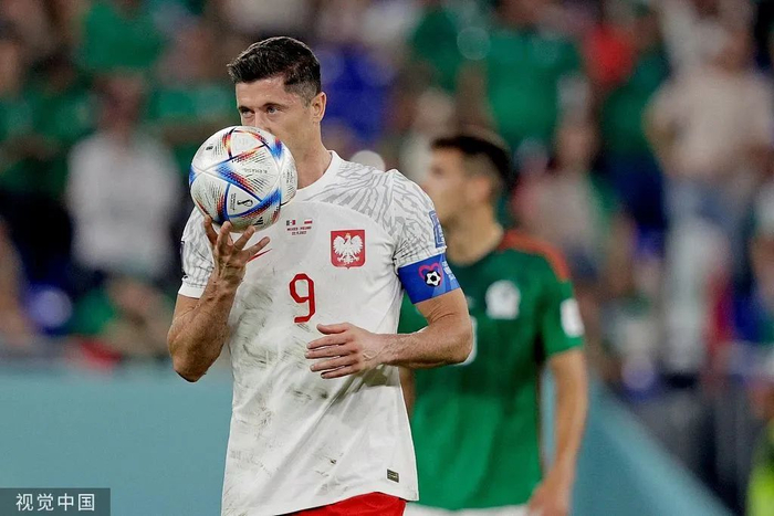 莱万的点球被扑出。