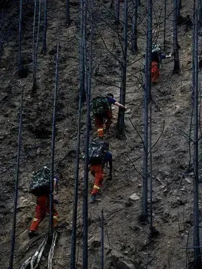 消防员把牺牲战友掉在火场上的东西拿回来