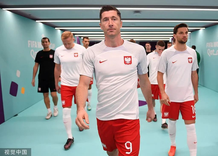 莱万和波兰队友的关系若即若离。