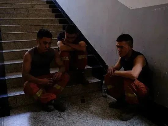 在ICU门口等候的消防员