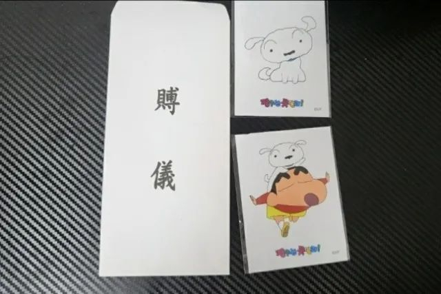图为乐天制果给对其产品提出质疑的消费者寄的葬礼所用“白包”，里面放有消费者向其索要的动漫贴纸。图自韩媒