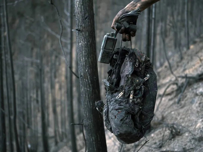 爆燃的时候掉在火场里的对讲机、背包和手电