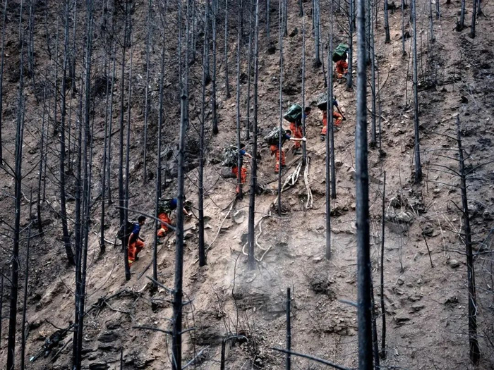 消防员把牺牲战友们掉在火场上的东西拿回来