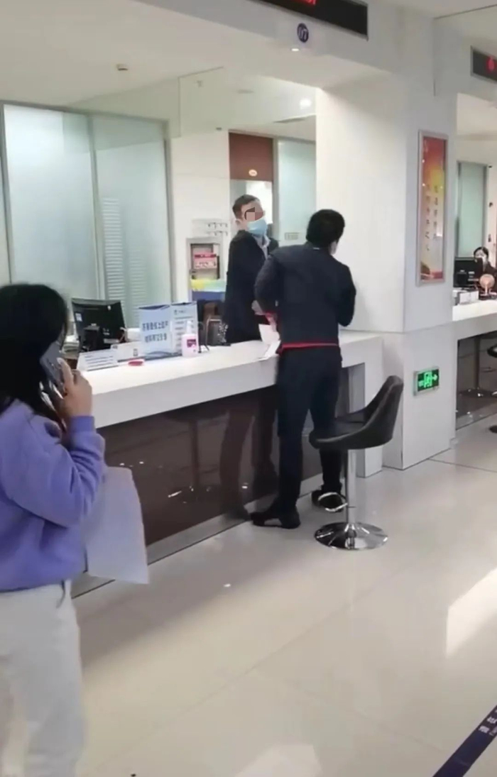 ▲11月22日，江苏昆山市不动产登记中心窗口一名工作人员掌掴市民。图源网络视频截图