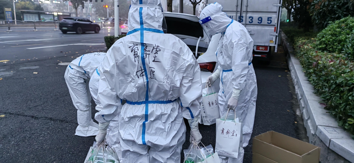 熬好的中药汤剂被送到疫情防控一线。受访者供图