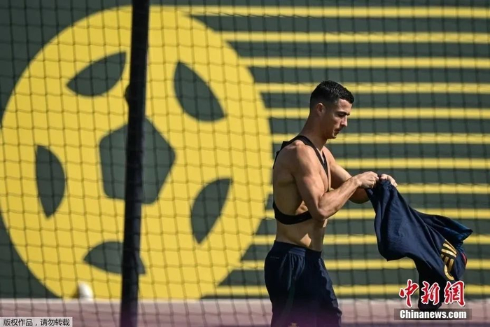 训练间隙，C罗不忘炫一下自己的标志性肌肉线条。